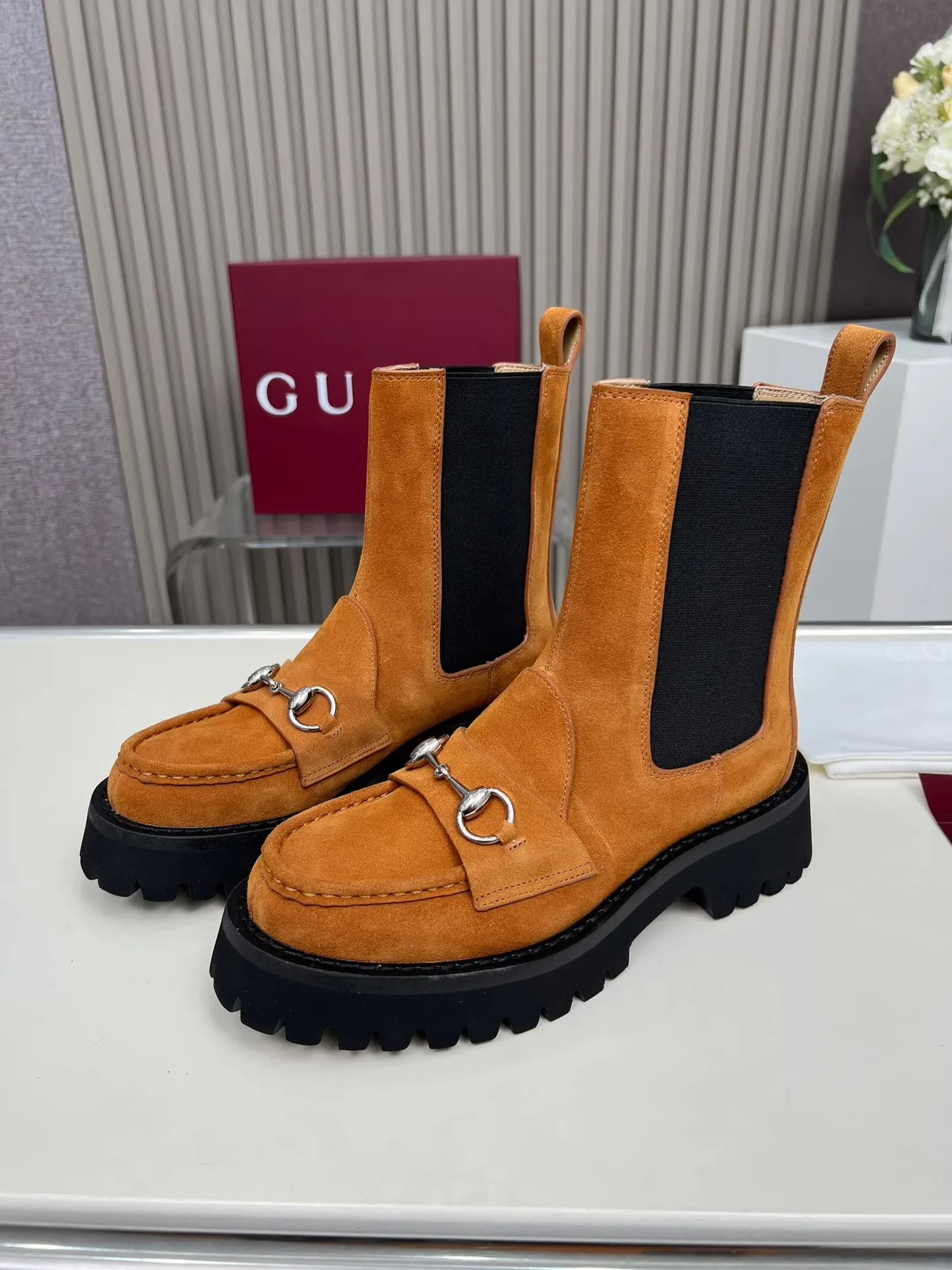 👟👟Ex-factory price 640👟👟 New version of Gucci GUCCI hot sale✅Ankle boots 🎉Very easy to match👍Elastic design on both sides [strong] Easy to put on and take off, especially retro British style, Gucci buckle decoration on the front💎LOGO✅ Fabric: imported cowhide 🐂High mercerized velvet, lining/foot: cow lining Color: black caramel color Brown 3 colors optional Number of yards: 35-42 {2 heads need to be customized} Heel height: 5cm Packing: Comes with card and cloth bag.